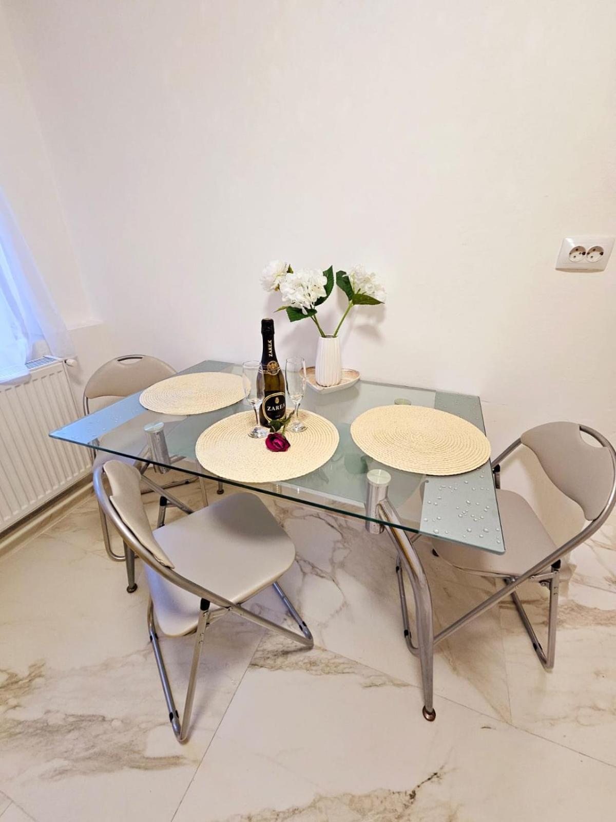 ביילה פליקס Cazare Apartamente Iris מראה חיצוני תמונה